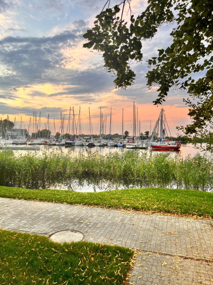 Nocne zwiedzanie Victoria Apartments - widok na marinę