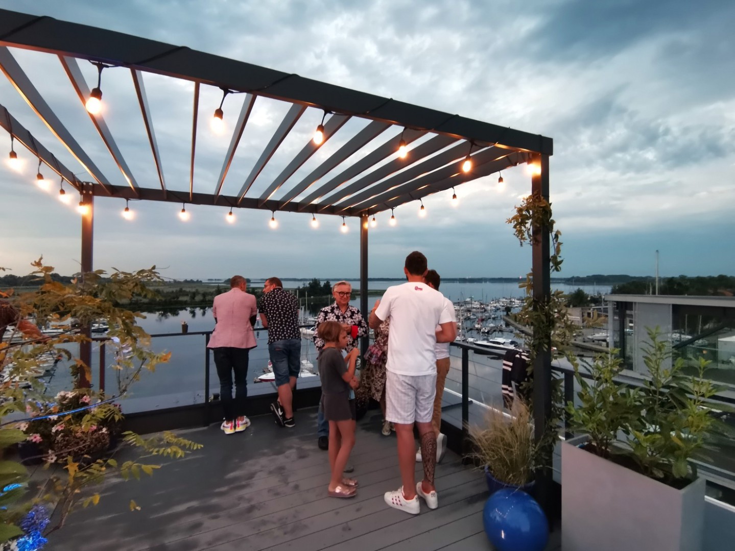 Nocne zwiedzanie Victoria Apartments - event na tarasie