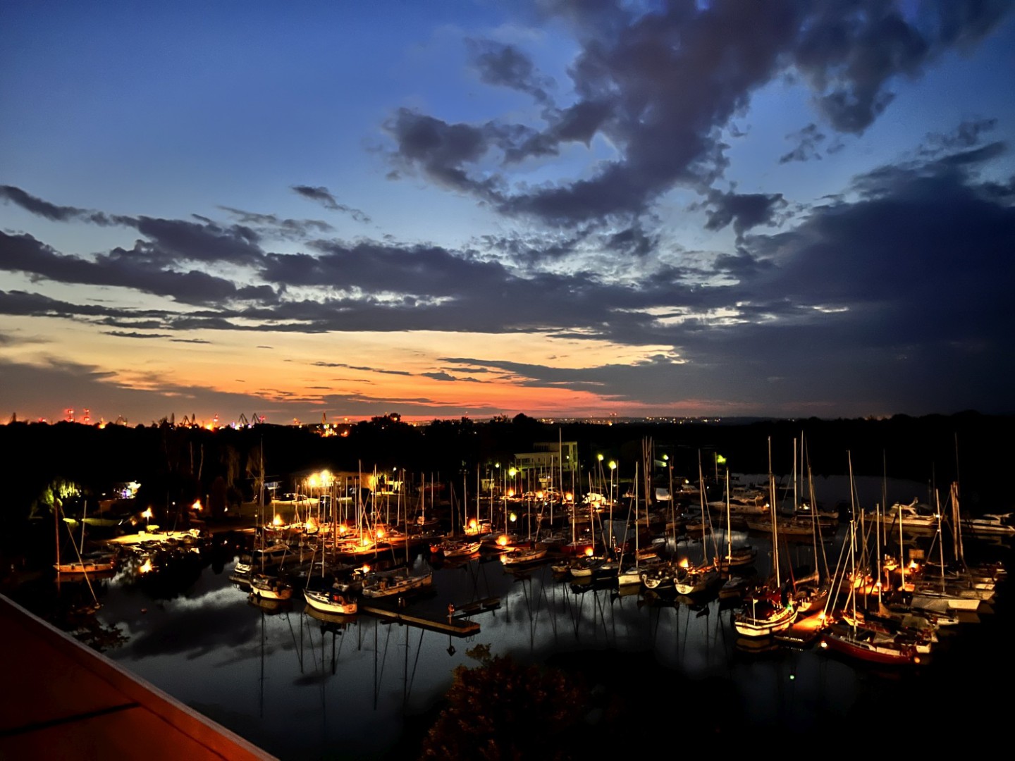 Nocne zwiedzanie Victoria Apartments - zachód słońca